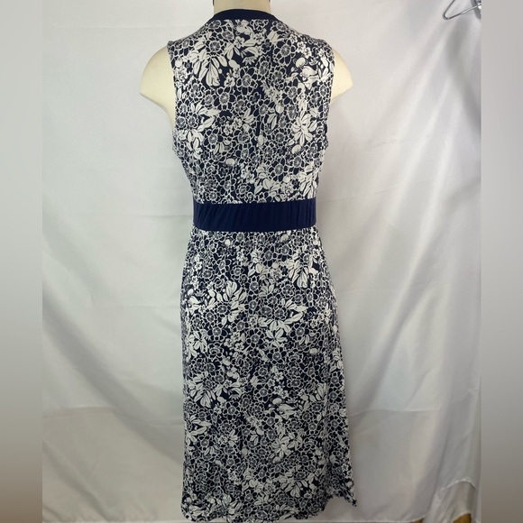 LL BEAN navy and white floral Vneck dress. This hangs beautifully. Size XL - Picture 5 of 5
